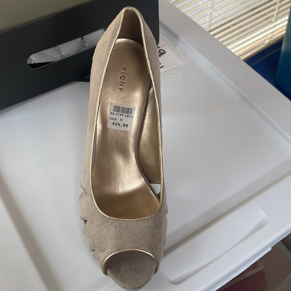 Peep toe pumps tan suede - Picture 2 of 3